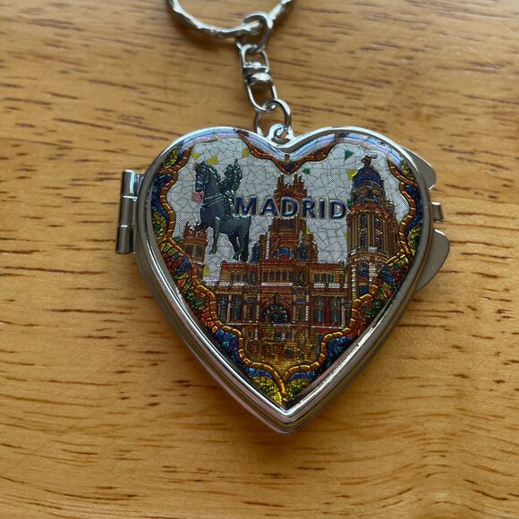 Key ring with a mirow - Picture 1 of 5